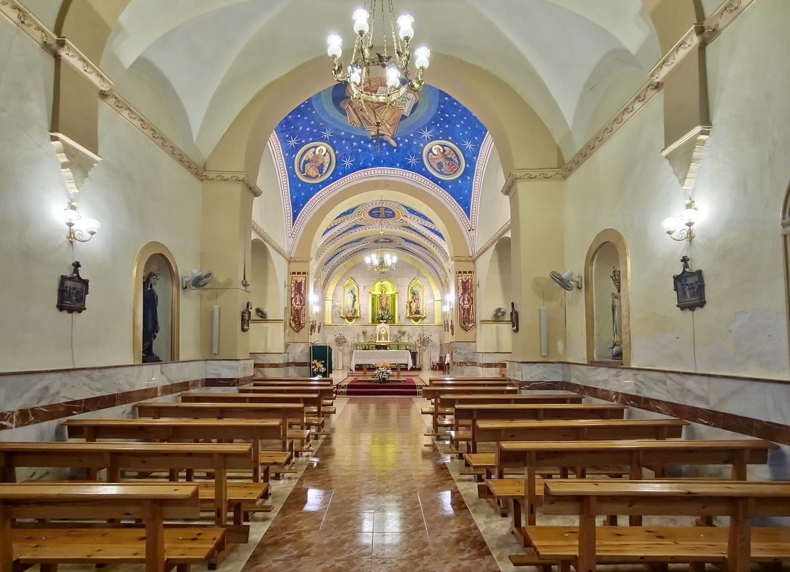 Nave central de la iglesia de Parroquia de Santa Bárbara